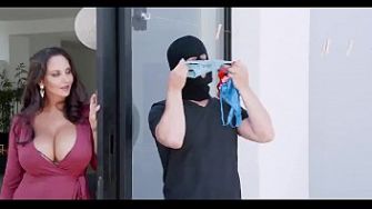 Ава Аддамс трахает бандита