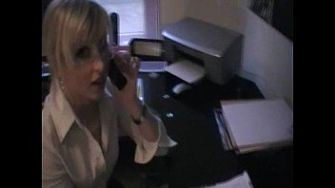 Белокурую секретаршу трахают на камеру