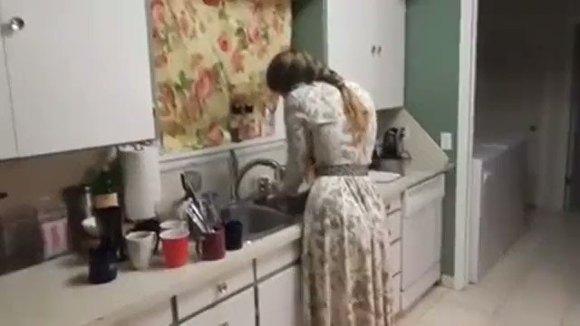 Сын поимел мамку пока она щебетала с отцом по телефону