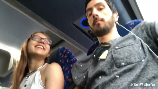 Очкастая сестренка скрасила поездку бородатому братцу