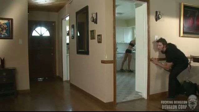 Пробрался в кондоминимум и изнасиловал красотку