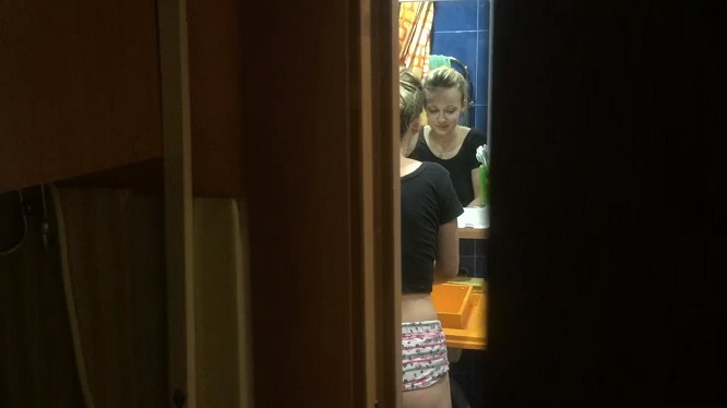 Сестра отдалась приставучему брату в ванне