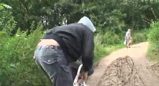 Зрелку насилуют два гопника из соседней деревни