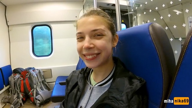 Дурнушка перекусила спермой по дороге в универ