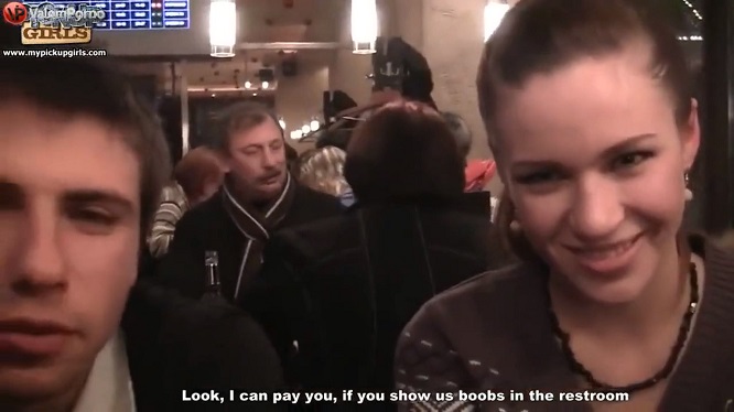 Русская студентка отдалась пикаперу в сортире