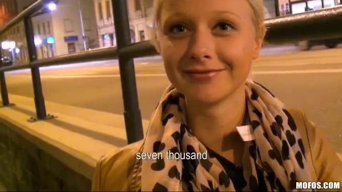 Блонда отдалась пикаперу в жопу за хорошие бабки