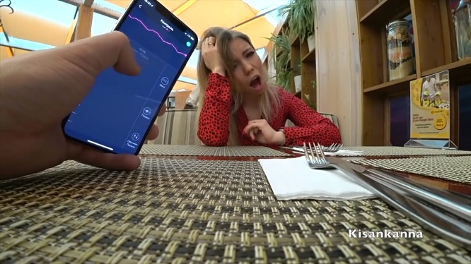 Парочка пробует вагинальный вибратор в кафе