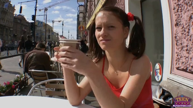 Привел телку домой после посещения кафешки