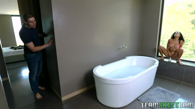 Зашел в тот момент когда служанка дрочила