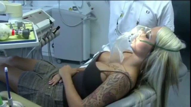 Грудастую мадам изнасиловал врач дантист