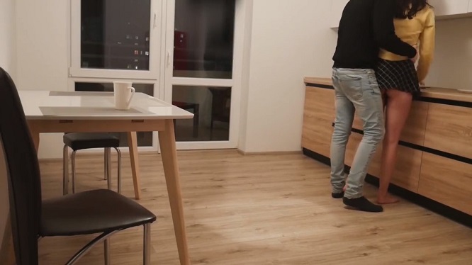 Брат нагнул сестру над плитой и вонзился