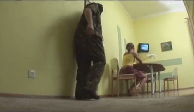 Вор в комуфляже насилует девушку пока родители на даче