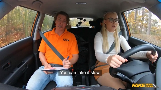 Очкастая телка поняла что не сдала вождение