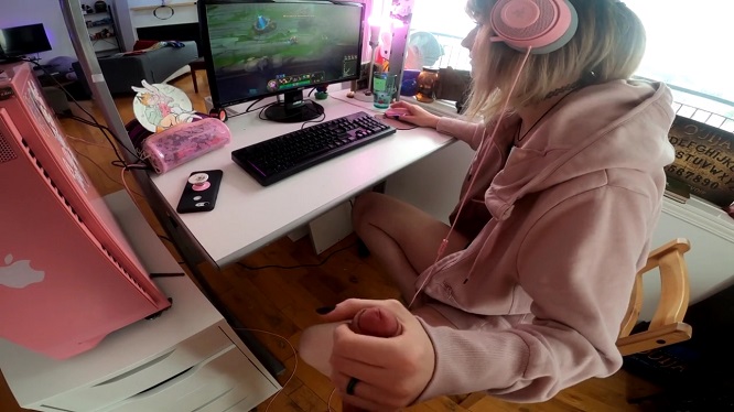 Сестра игроманка дала брату