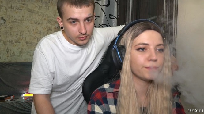 Трахнул подружку жены пока она увлеклась сериалом