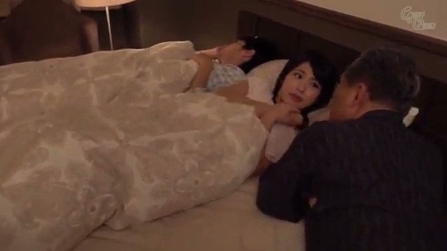 Батя на глазах очкастого сына насилует молодую жену