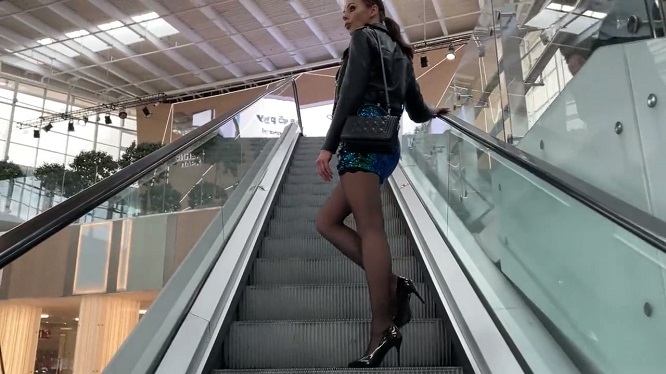 Трах на первом свидании в сортире и сперма на лицо