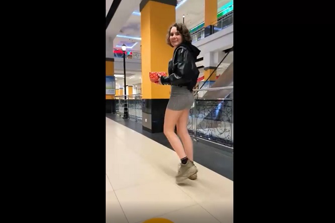 Телка дала парню на сеансе кино